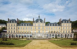 Le bâtiment de l'Ermitage de la basilique Notre-Dame de Montligeon